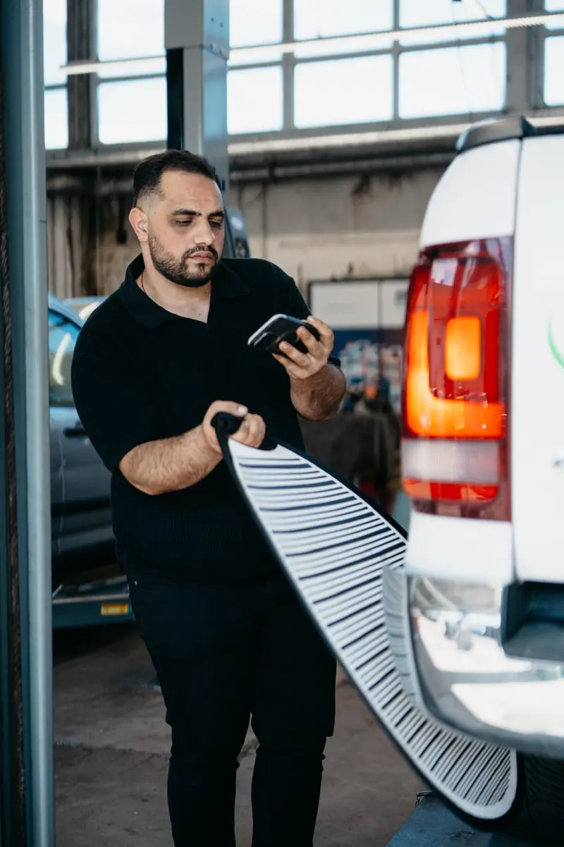 Müslüm Kurnaz bei der Prüfung eines Fahrzeugs